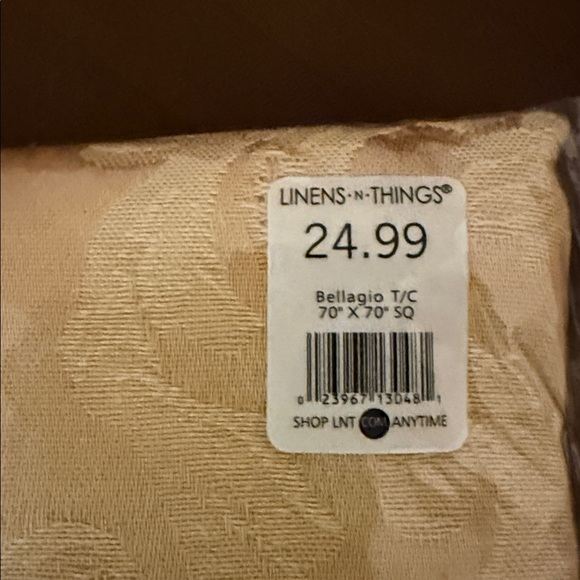 Bellagio Kemp & Beatley Gold Damask Tablecloth 70x70 - Picture 2 of 3